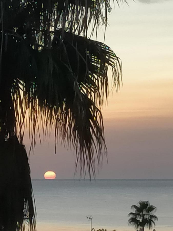 Appartement Met Zeezicht En Vlakbij Het Strand マニルバ エクステリア 写真